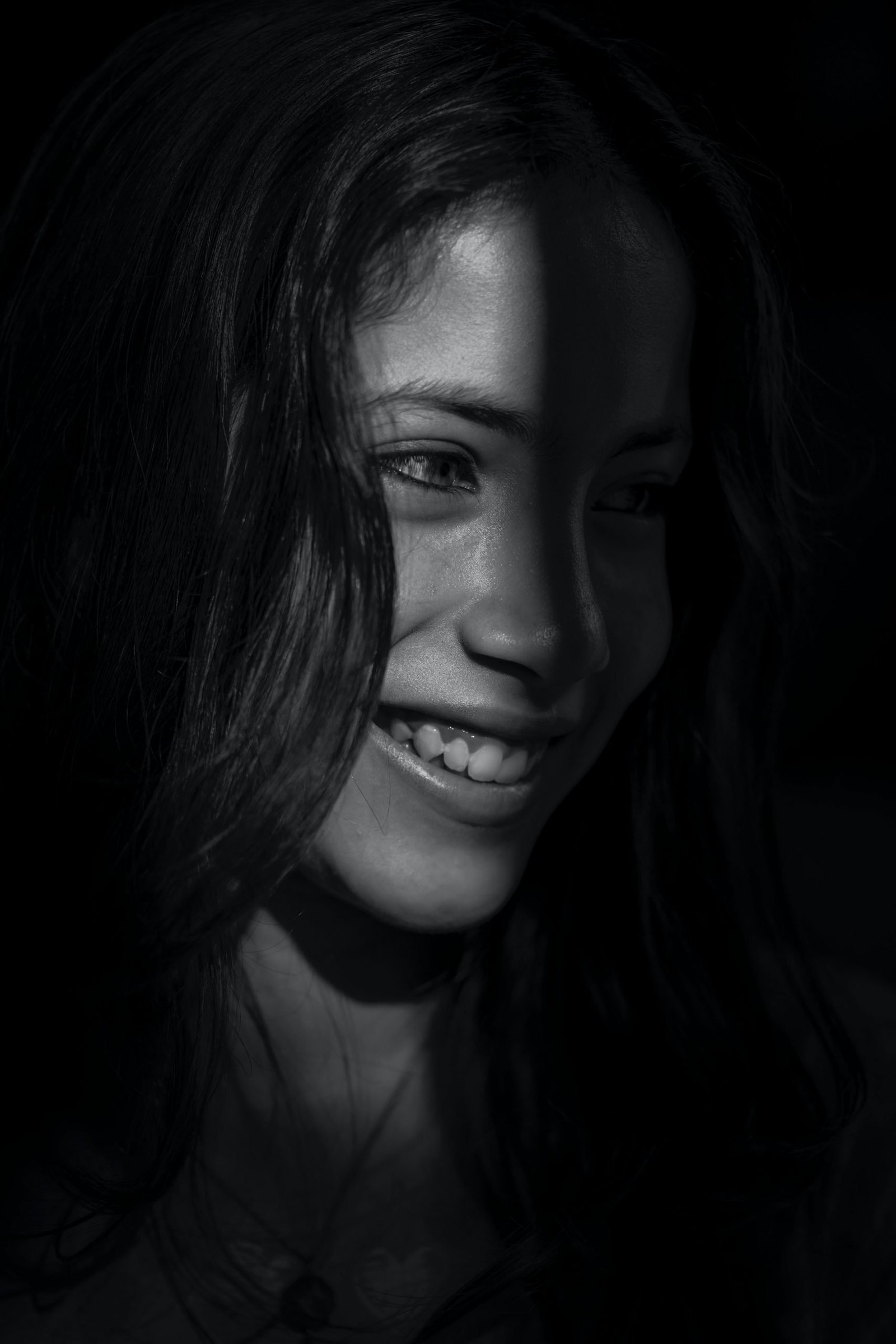 Ragazza che sorride in chiaro scuro