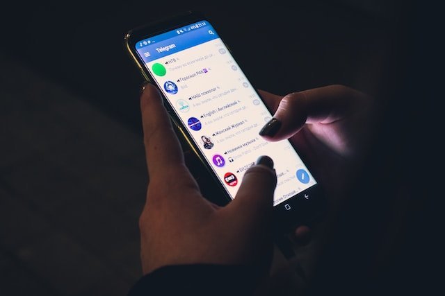 ragazza che scrive messaggi su telegram